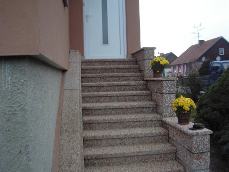 Venkovní kamínkové schody