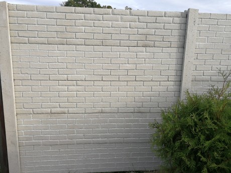 Nový betonový plot zadní strana
