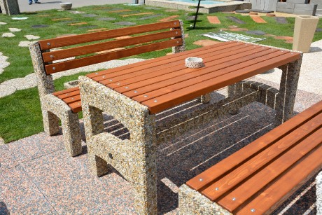 Stůl a lavice zahradní z vymývaného betonu