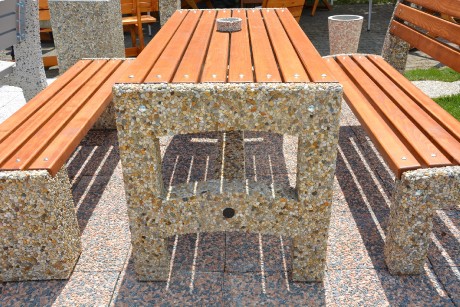 Venkovní posezení z vymývaného betonu stůl a lavice