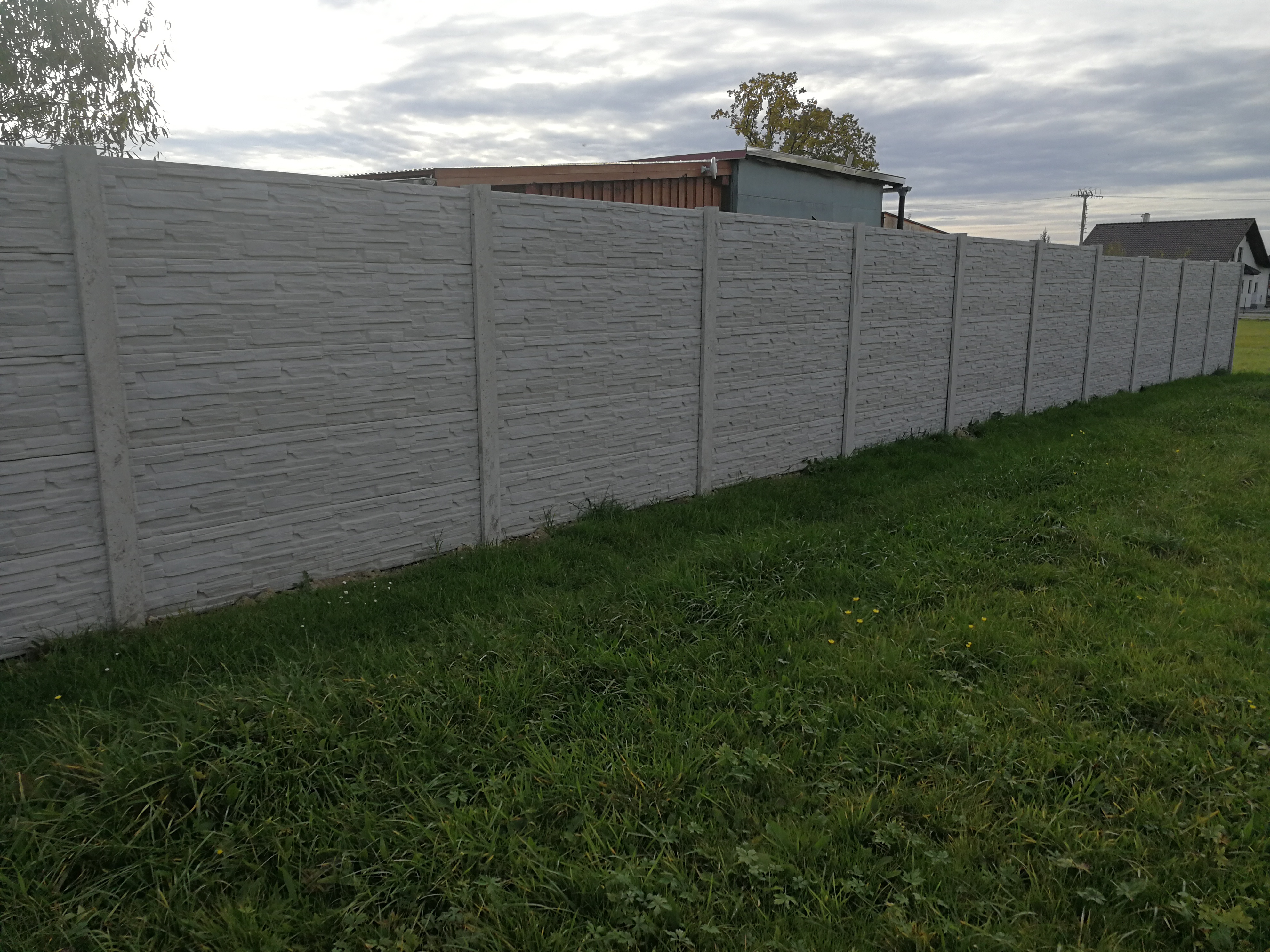 Nový betonový plot přední strana