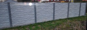 betonový plot černo bílý